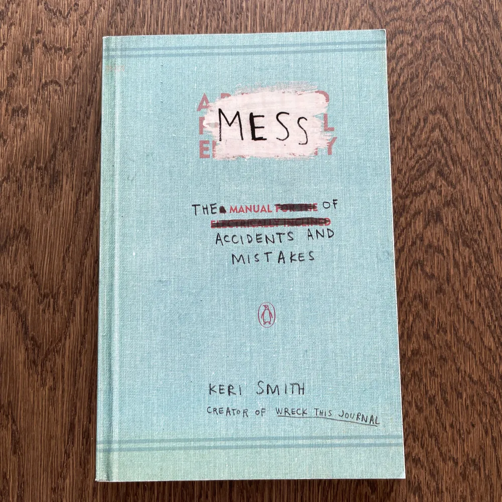 Boken 'Mess' av Keri Smith är en kreativ guide som uppmuntrar till att omfamna kaos och misstag. Den innehåller uppgifter som bryter mot traditionella regler och inspirerar till att skapa utan att tänka för mycket. Perfekt för den som vill utforska sin kreativa sida utan begränsningar.. Böcker.