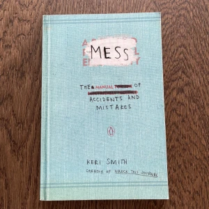 Mess: The Manual of Accidents and Mistakes - Boken 'Mess' av Keri Smith är en kreativ guide som uppmuntrar till att omfamna kaos och misstag. Den innehåller uppgifter som bryter mot traditionella regler och inspirerar till att skapa utan att tänka för mycket. Perfekt för den som vill utforska sin kreativa sida utan begränsningar.