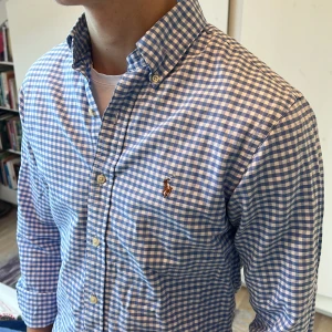 Ralph Lauren skjorta  - Snygg rutig Ralph Lauren skjorta storlek S slim fit. Modellen är 178, passar 173-183 bra. Skriv om du har frågor😇