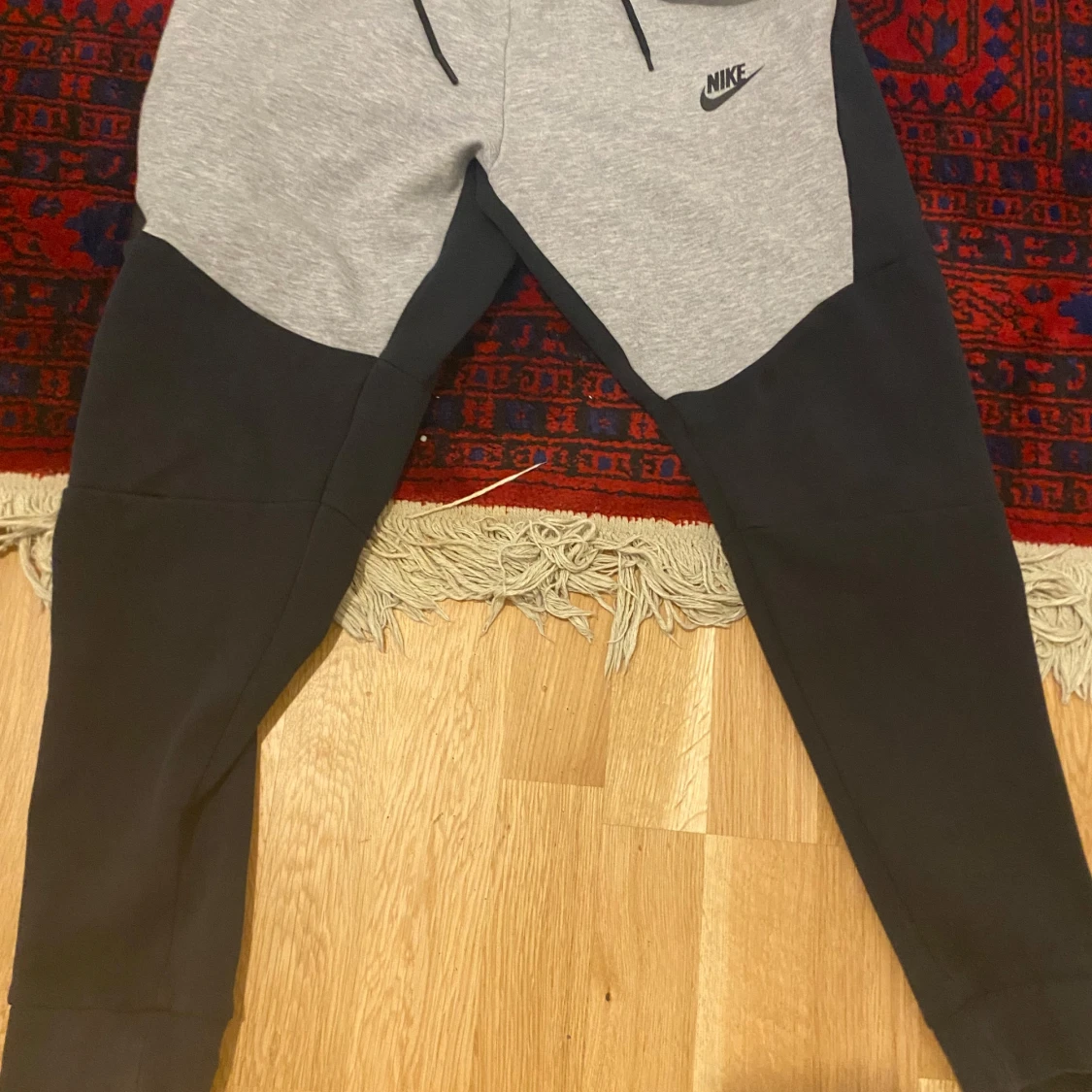 Grå och svarta träningskläder från Nike - 1