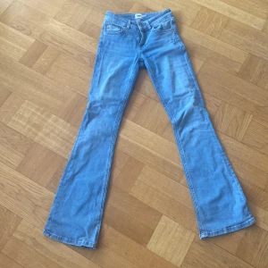Blå bootcut jeans från Lager 157 - Snygga blå bootcut jeans från Lager 157 i storlek XXS. De har en låg midja och är full length. Har bara and vänt 1-2gånger då dem är för små❤️. Skriv om det är nått ni undrar och priset går att diskutera.😊
