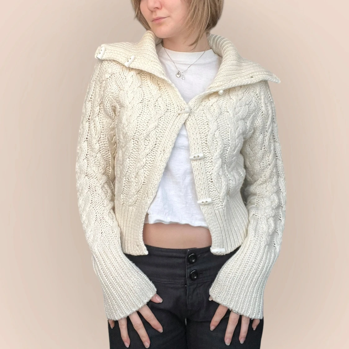 Vit stickad kofta från EDC