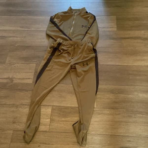 Under armour tracksuit - Säljer en helt ny under armour tracksuit. Tröjan är använd 1 gång och byxorna helt nya med lapp kvar. Säljer för 499kr. Köptes för 800 från Zalando. Båda är Stl S och säljer för bästa pris 