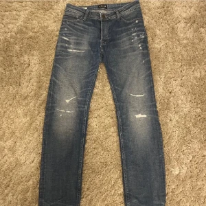 Jack&jones jeans - Riktigt snygga jj jeans med slitningar storlek 31,34