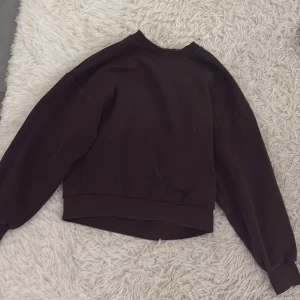 Brun sweatshirt - Säljer en brun sweatshirt med rund hals och långa ärmar. Tröjan har en enkel design och är perfekt för en avslappnad stil. Passar bra till jeans eller leggings.