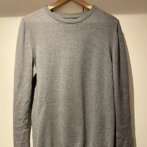 Grå tröja från Hole Brook Sweden - Säljer en stilren grå tröja från HB. Tröjan har en diskret logga på bröstet och är tillverkad i ett mjukt material. Perfekt för en avslappnad look.