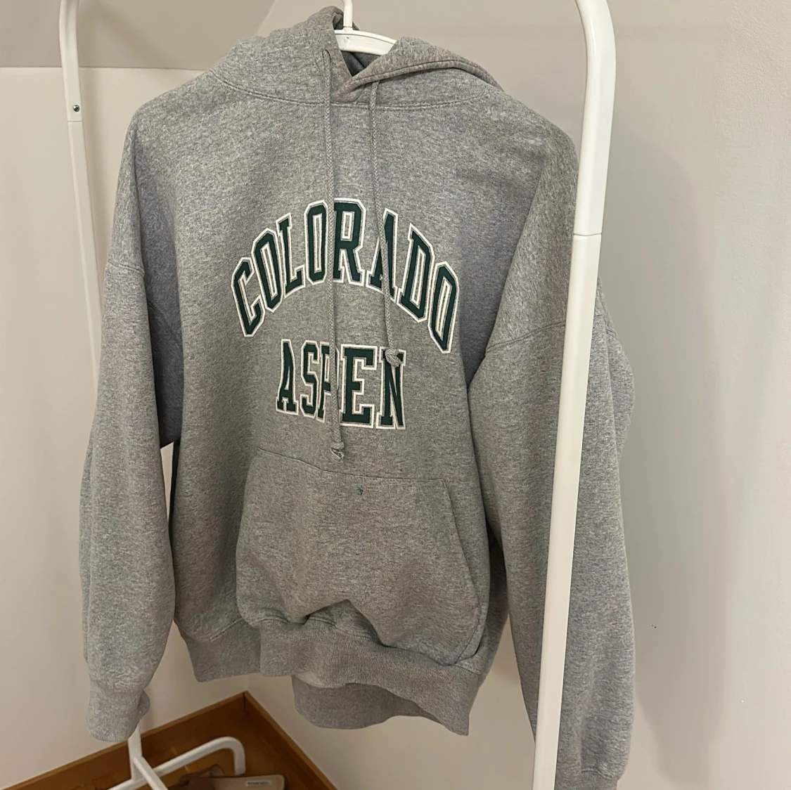 Grå hoodie från Brandy Melville - 1