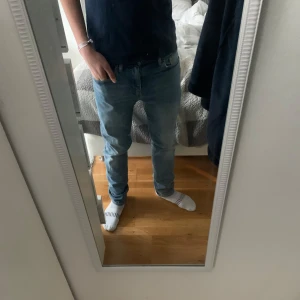 Levis 502 jeans i ljusblå denim - Säljer ett par Levis 502 jeans i ljusblå denim. De har en klassisk femficksdesign och en bekväm passform. Perfekta för en avslappnad stil.