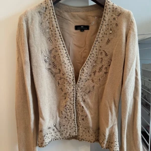 Beige broderad jacka från Day Birger et Mikkelsen - Säljer en elegant beige jacka från Day Birger et Mikkelsen. Jackan har vackra broderade detaljer och pärlor längs kanterna och armarna. Super fin till en blus eller bara självt.💫