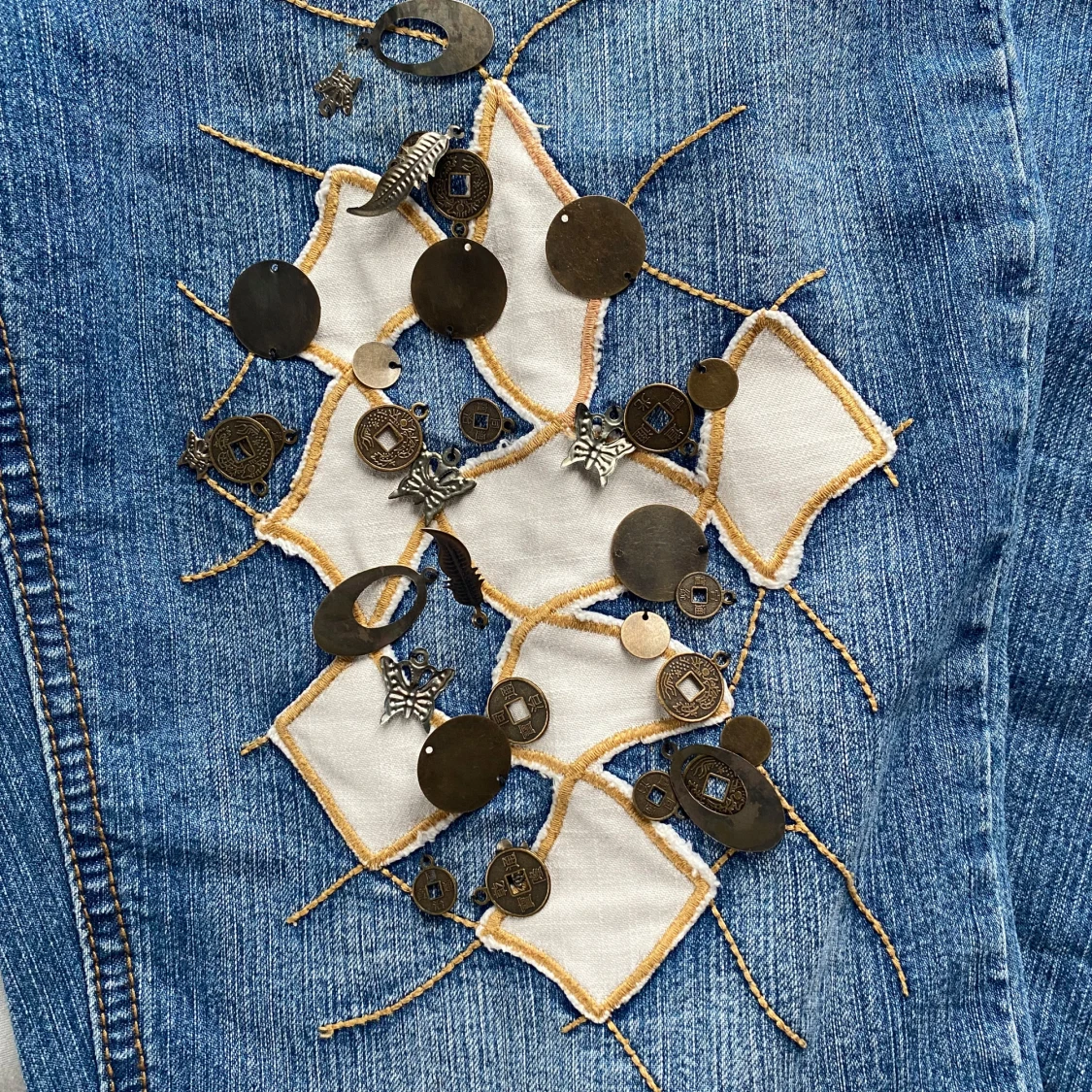 Vintage utsvängda lågmidjade jeans med detaljer - 4