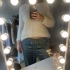 Vit/creme stickad tröja  - Mysig vit stickad tröja från P.P.F med en avslappnad passform, superskön! Armarna är rätt korta, jag drar upp dem lite så de blir trekvarts. Står storlek L/XL men skulle säga att den passar M bäst! 🫶🪷