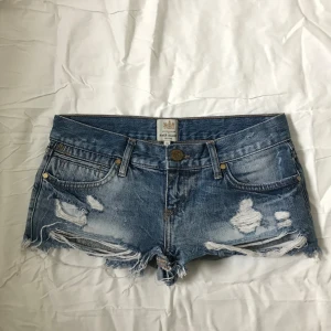 Blå jeansshorts med slitningar - Snygga blå jeansshorts från River Island. De är i toppen skick, tveka inte vid frågor!🤪💕 Midjemåttet är 38cm🥰I River Island storlekar så har de storlek 10🤪