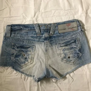 River Island lågmidjade shorts - Unika lågmidjade shorts i super skick! Midjemåttet är 37cm. Tveka inte vid frågor!🤪💕💕