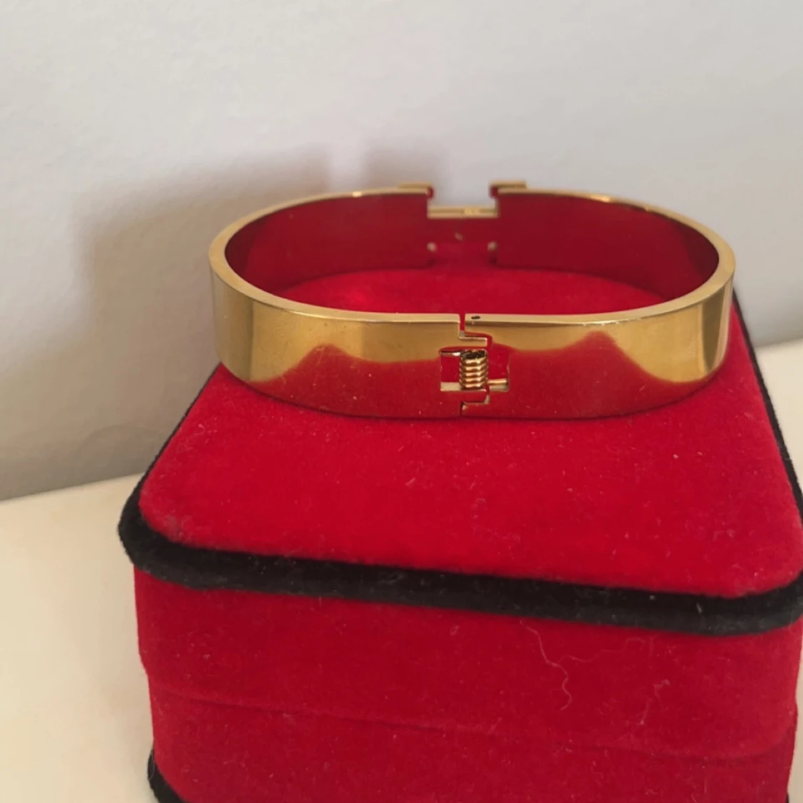 Armband med H design  - 1