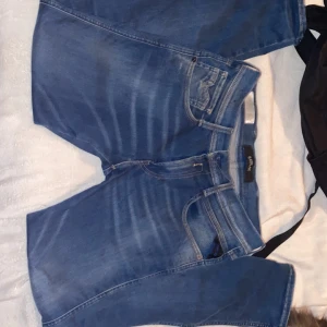 Replay anbass - Säljer ett par snygga blå jeans från Diesel. De har en klassisk femficksdesign och en bekväm passform. Perfekta för en avslappnad stil. 27/30