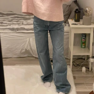 Blå jeans från Pull&Bear - Snygga blå jeans från Pull&Bear med en avslappnad eller ”baggy” passform. Nytt skick med prislapparna kvar 💫💫