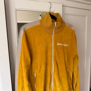 Gul tröja från Palm Angels i velvet  - Säljer en snygg gul tröja från Palm angels med velvet material, tyvärr växt ur den. Strlk S