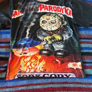 Svart t-shirt med skräckmotiv - Ball svart t-shirt med ett skräckinspirerat motiv på framsidan. Perfekt pump cover till gymmet💪Tillverkad i en mjuk och stretchig blandning av polyester och spandex. 