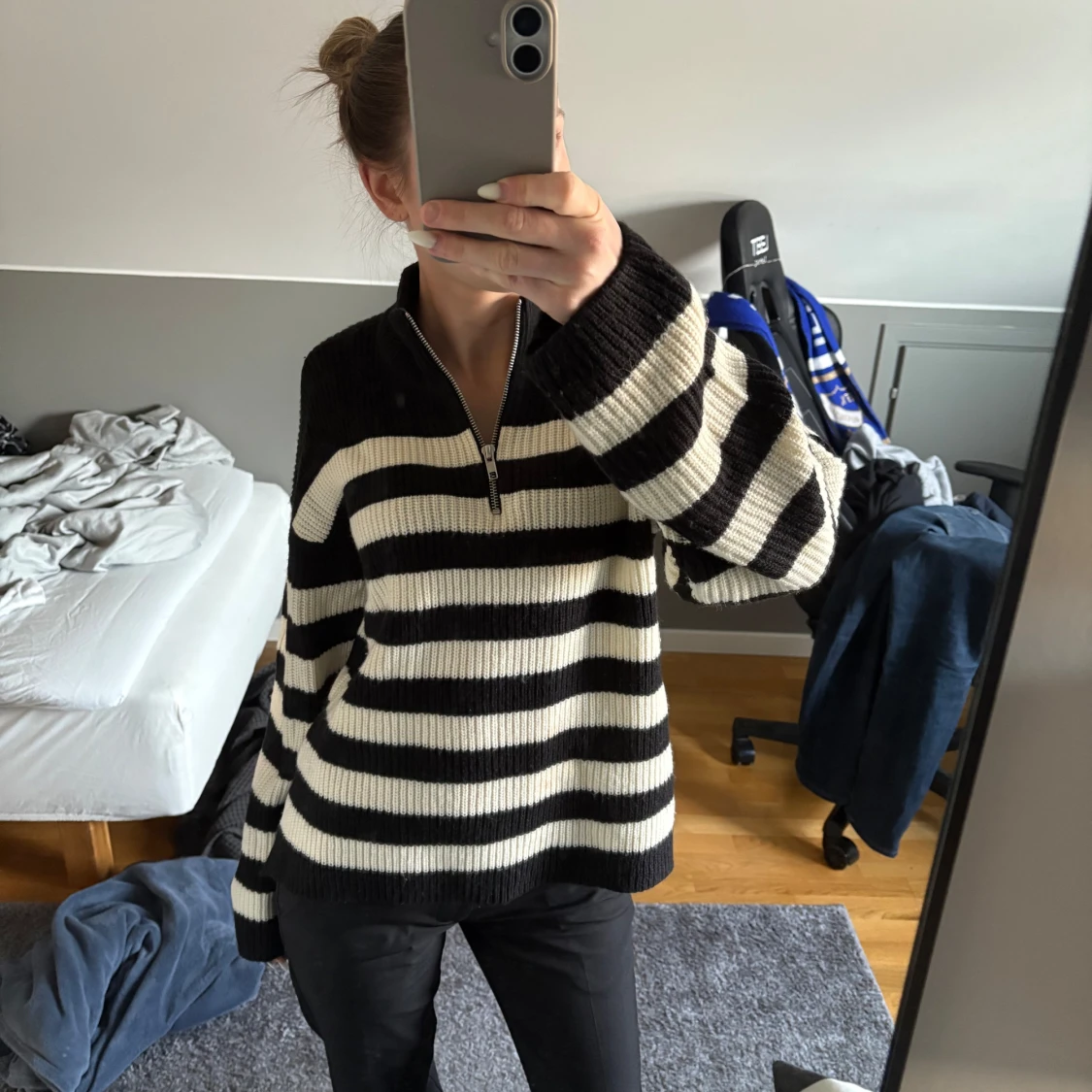 Randig stickad tröja med dragkedja