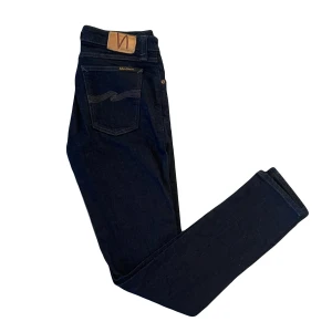 Nudie Jeans - Snygga mörkblå jeans från Nudie Jeans. Storlek W30 L32. Bra skick!