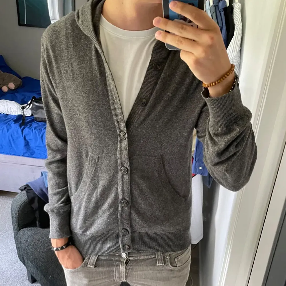 Fet hoodie med knappar i skönt material | Mycket fint Skick = 9/10 | Storlek = S | Pris = 499kr | Tveka inte på att höra av dig vid frågor eller funderingar🤝🌟. Hupparit & Collegepaidat.