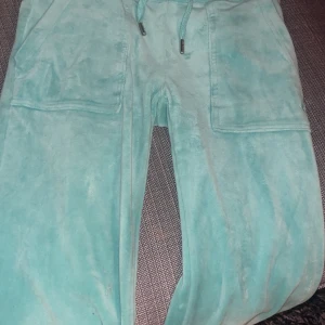 Gröna/Turkosa mjukisbyxor från Juicy Couture - Juicy couture mjukisbyxor. Säljer dom eftersom de inte kommer till användning. De är i bra skick och inte trasiga nånstans💞