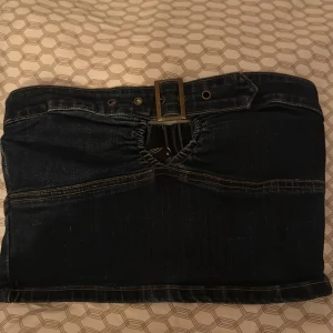 Mörkblå jeans topp med bälte - Snygg mörkblå jeanstopp med ett coolt bälte. 