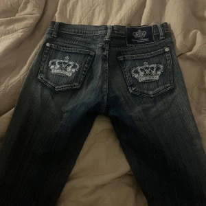 Victoria Beckham jeans  - Säljer mina fina Victoria Beckham jeans då jag måste rensa. De är inte lika ”fläckiga” som de ser ut på bild. Waist 28. 💗de är lågmidjade 