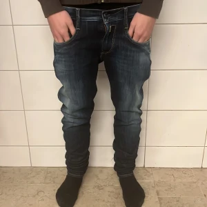 Replay anbass - Tja säljer dessa feta par replay Anbass, skit bra skick inga defekter. Nypris runt 1499kr, men säljer dom bara för 519kr. Skicka ett pm om du har någon fundering.