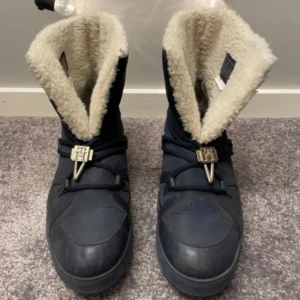 Tommy Hilfiger vinterskor - Sköna vinterskor från Tommy Hilfiger med varm, fluffig insida. Använd knappt en vinter och är rengjorda. Storlek 40 men passar mig som har 38-39. Nypris 1600. Liknar inuikii modellen🥰