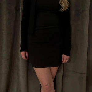 Svart Kjol CUBUS - En snygg helt vanlig svart tight kjol från CUBUS, storlek S💞
