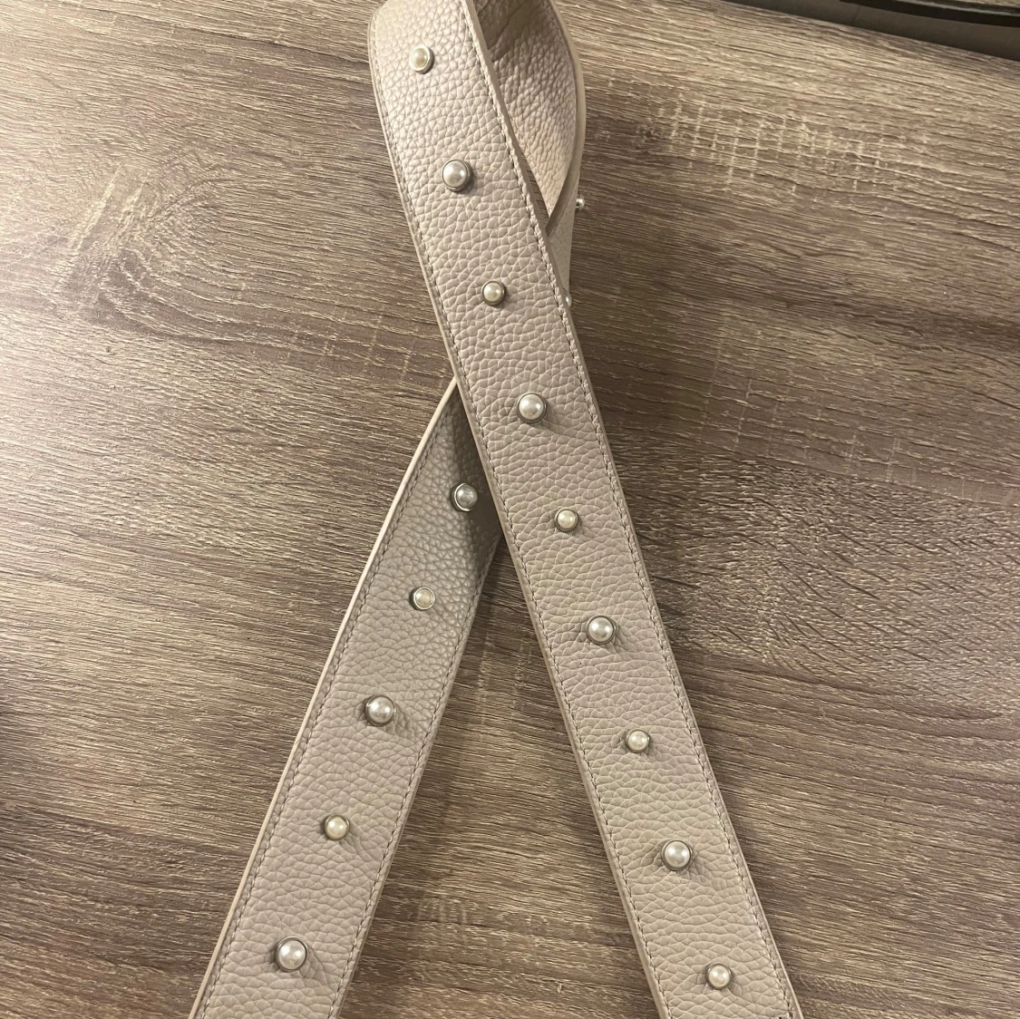 Beige bälte med pärldetaljer