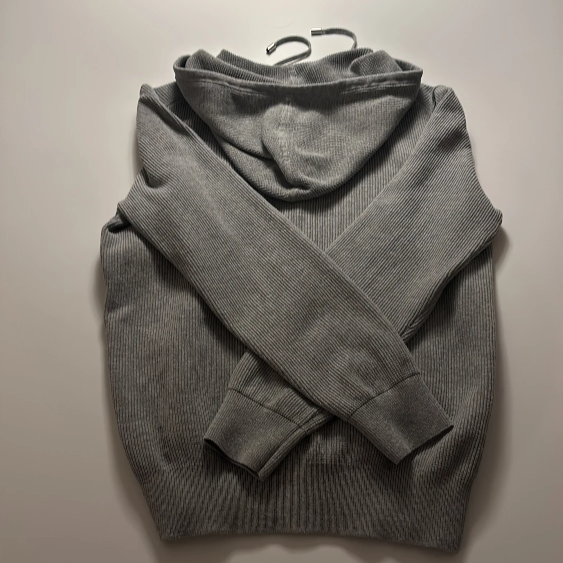 Grå stickad hoodie mango. - 1