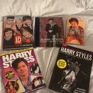 Bokpaket om Harry Styles och One Direction - Ett paket med fem böcker om Harry Styles och One Direction. Inkluderar biografier, stilguider och fanböcker med massor av bilder och information om hans karriär och stil. Perfekt för fans som vill veta mer om hans liv och musik.