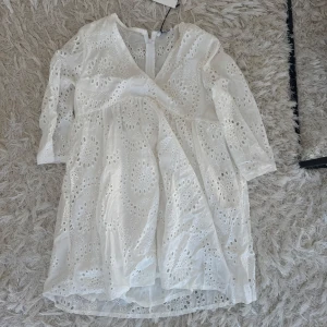 Strand klänning  - Aldrig använd. Storlek s/m men väldigt liten så passar nog bara xs🤍