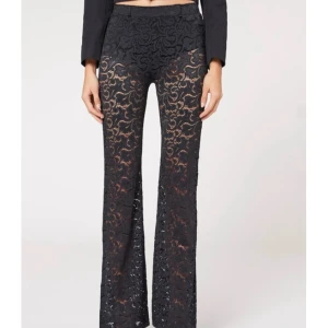 Svarta spetsbyxor - Snygga svarta byxor med spetsdetaljer. Använda Max 2 gånger. Säljer dom pga att dom är förstora tyvärr. Är i storlek S men passar M också. Hör av er för egna bilder!🩷pris kan diskuteras.