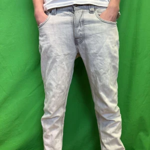 Nudie Jeans - Snygga ljusgrå jeans från Nudie. 7-8/10 i skick.         De har en straight/Slim passform. St 30/34 men kan passa kortare.👍