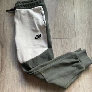Nike dress  - Ett unikt Nike sett som är riktigt snyggt och passar till både skola och soft tillfällen. Väldigt bra skick på både byxorna och tröjan men tyvärr för små för mig nu, så nu är det någon annans tur att ta över den, hör av er om ni har funderingar eller om ni vill ha fler bilder 😁även byte går och priset är ej hugget i sten