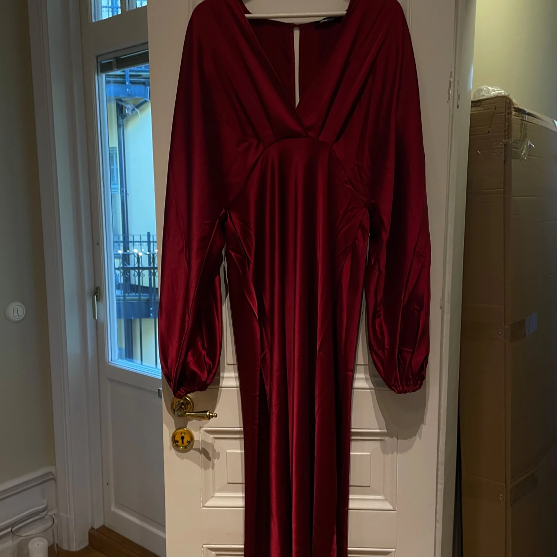 Vinröd långklänning med v-ringning - 2