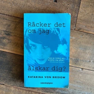 Räcker det om jag älskar dig? - Boken handlar om Fanny som går sista terminen på gymnasiet och navigerar sin första relation. Hon möter Mr Perfect bland hennes vänner, men inser att något inte stämmer. En berättelse om kärlek, lögner och att hitta sig själv.