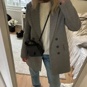 Grå kappa från Zara - Fin kappa som knappt är använd, är i mycket bra skick! Perfekt till våren💐
