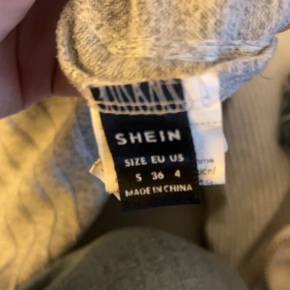 Grå ribbad tröja från Shein - 2