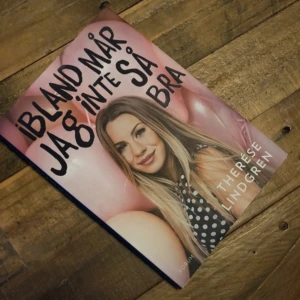 Ibland mår jag inte så bra - Boken 'Ibland mår jag inte så bra' av Therese Lindgren handlar om psykisk ohälsa och att det inte är något att skämmas över. Omslaget är rosa med en bild av författaren och titeln i svart text.