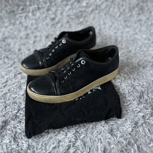 Lanvins - Säljer dessa par Lanvins! | Fint skick men förekommer tecken på användning som kan se på bilderna! | Storlek UK 8 motsvarande en 42 men sitter något större! | Ingår två dustbags vid köp✅| Ställ gärna frågor innan du köper!