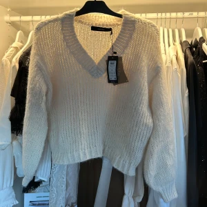 Vit stickad tröja från Vero Moda - Säljer en mysig vit stickad tröja från Vero Moda. Perfekt för kyligare dagar. Den är enkel att matcha med olika outfits och ger en stilren look. Tröjan har kvar sin lapp då den är helt oanvänd! Om du har några fler frågor eller funderingar så ska du inte tveka på att höra av dig⭐️
