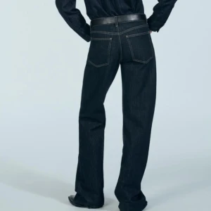 Wide leg jeans Zara - Snygga mörkblå jeans från Zara. Är i bra skick, men det är tyvärr för korta för mig. Innerbensmåttet är 76cm 💞💞Det är mörkare i färgen än vad mina egna bilder visar 