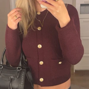 Vinröd kofta - Kofta från Zara, kommer ej till användning. Jätte bra skick, skriv för frågor!!💕
