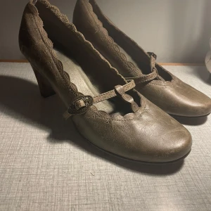 Vintage klackskor - Säljer dessa såå söta vintage klackar som tyvärr är för små för mig💕 Lite skrapade där fram men inget man tänker på! Klack: 6,8 cm