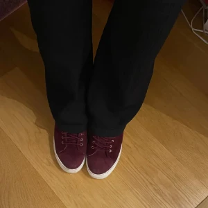 Skor - Vinröda sneakers