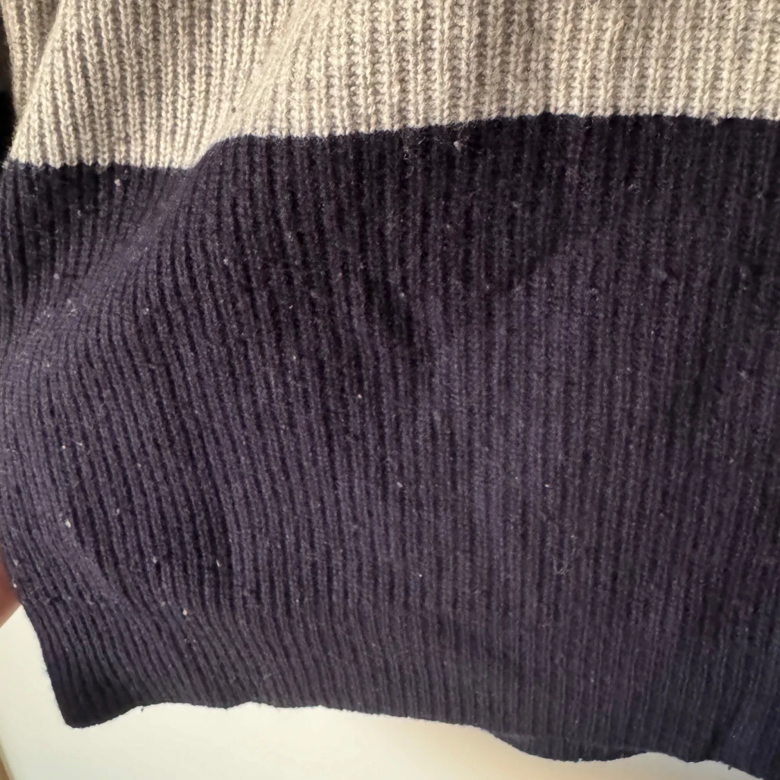 Randig stickad tröja i blått och grått - 4